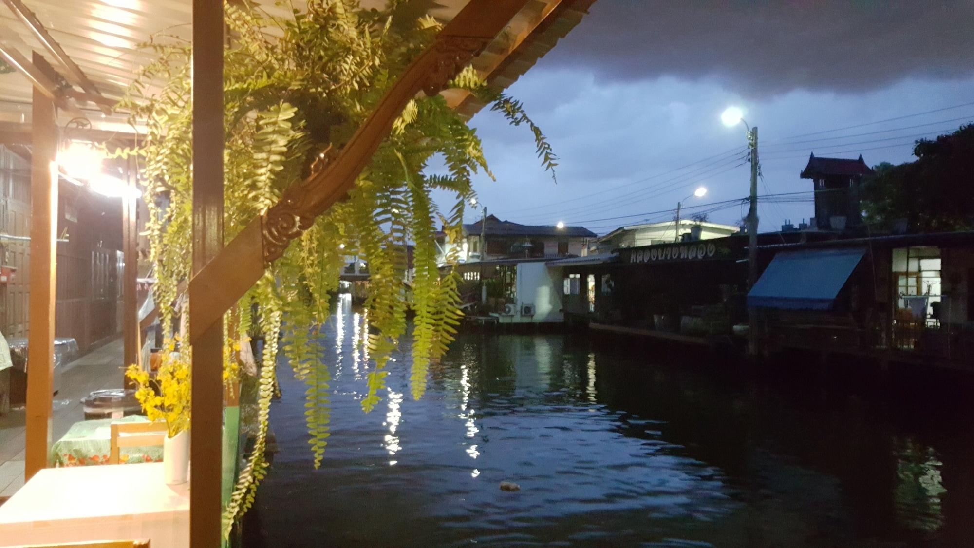 Bangluang House Hotel Bangkok Exterior photo