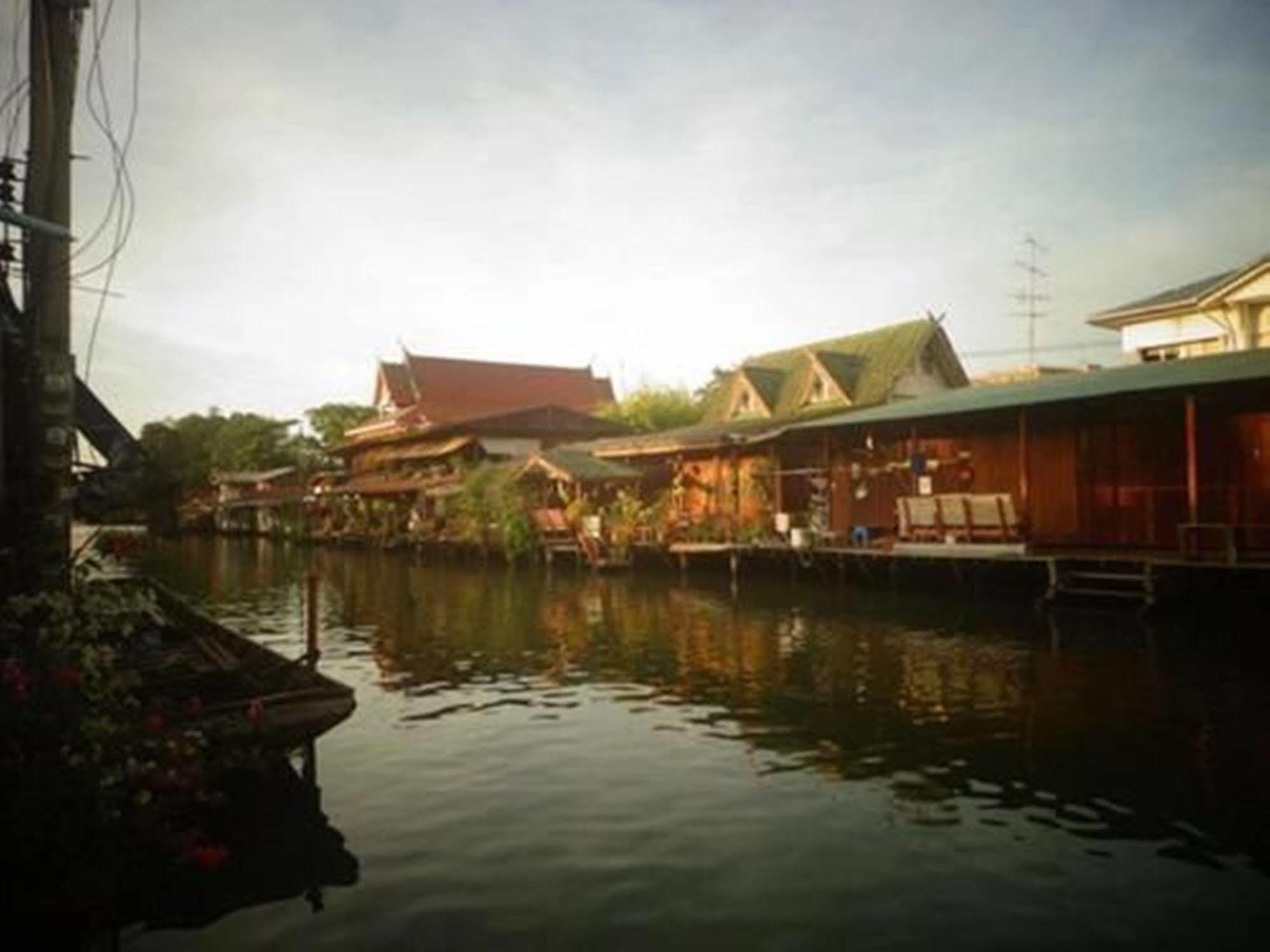 Bangluang House Hotel Bangkok Exterior photo